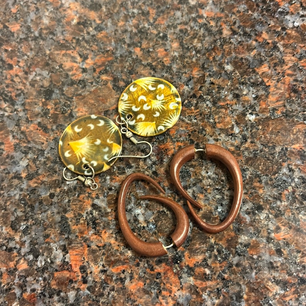 2 pairs of earrings